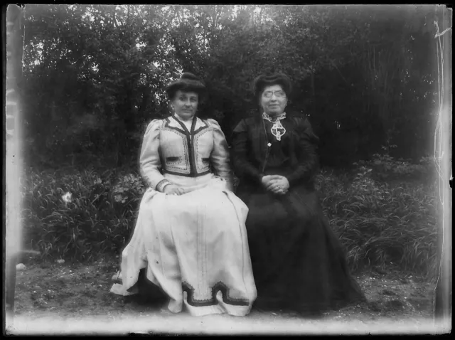Plaque verre photo ancienne noir et blanc négatif 9x12 cm femmes robe France