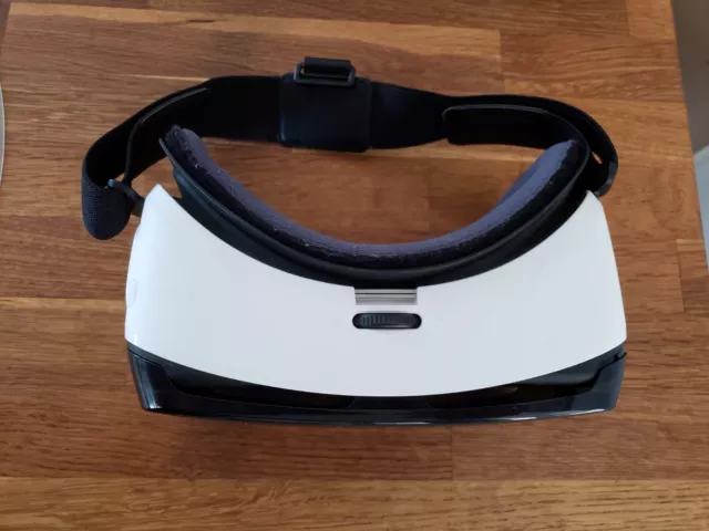 Samsung Gear VR (Virtual Reality) Headset - slightly used