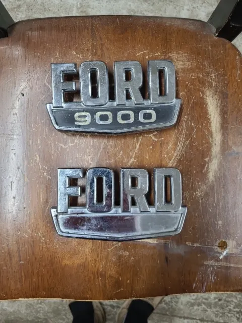 Ford LNT9000 Emblem - Used | P/N DOHB80020A68A