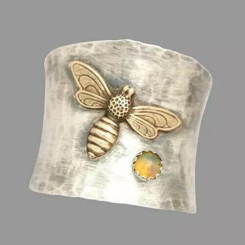 Anillo Hecho La Mano De Plata  Y Oro Con Una Abeja Con Miel En Relieve  Y Opalo