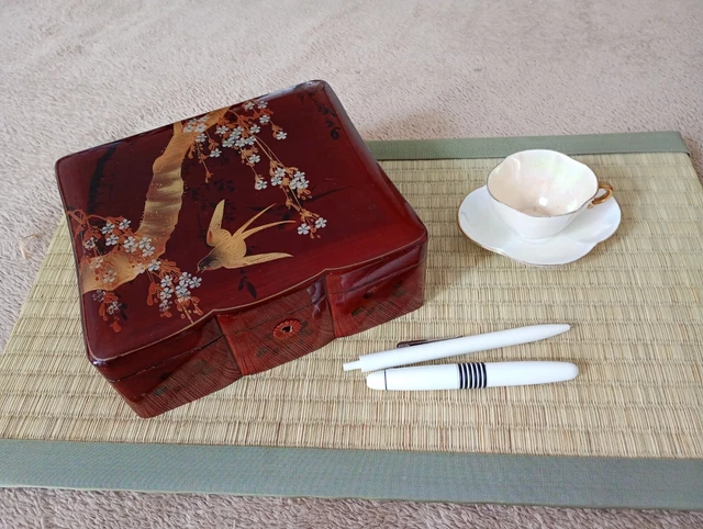 Coffret à Bijoux Asiatique En Bois Laqué, Décor Relief, Chine
