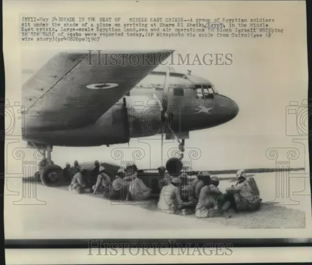 1967 Press Photo Egyptian soldiers sit under a plane at Sharm El Sheikh, Egypt