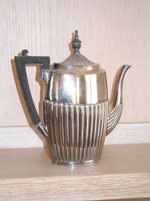 Ancienne théière / cafetière, en métal argenté, pieds pattes de lion