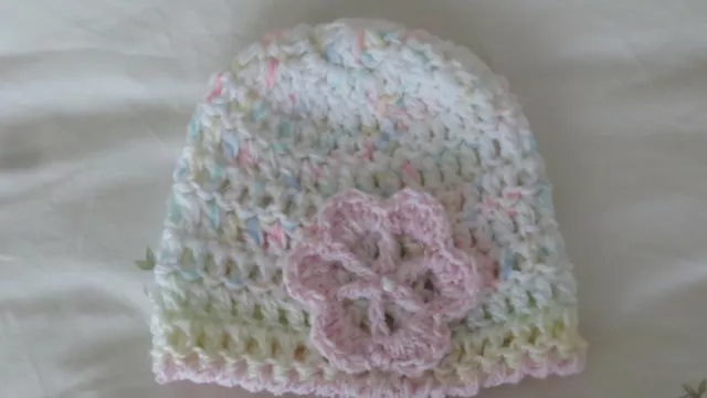 Chapeau Femme Crochet À La Main Blanc Bleu Rose Tache Mélange Bonnet Avec Fleur Neuf Sans Étiquette