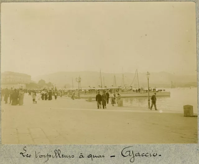 Les torpilleurs à quai. Bateaux de guerre. Ajaccio. Corse.