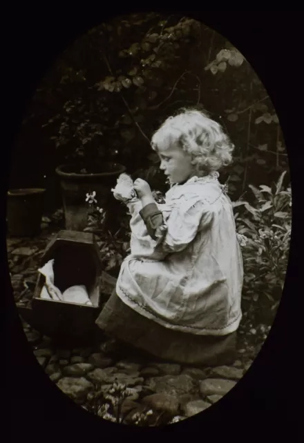 TRIXIE BOUCHER ( SHIEFFIELD ) WITH HER DOLL C1890 Magic Lantern Slide PHOTO