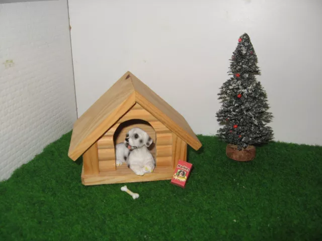 Hund mit Hundehütte und Tannenbaum für  Puppen Puppenhaus-Puppenstube