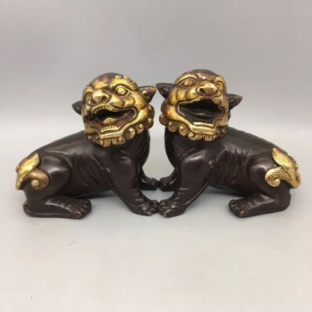 A pair of bronze gilded lion ornaments for collecting antique bronze artifacts