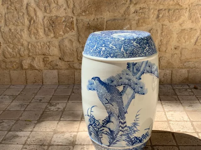 Tabouret chinois en porcelaine décor bleu sur fond blanc