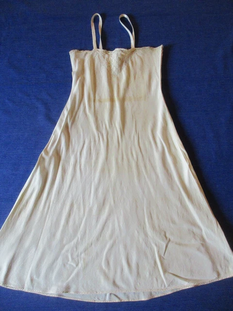 Robe nuisette brodée en coton blanc antique français