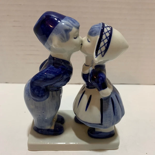 DELFT CERAMIC STATUE Hand Painted Dutch Kissing Boy Girl Blue White £9. ...