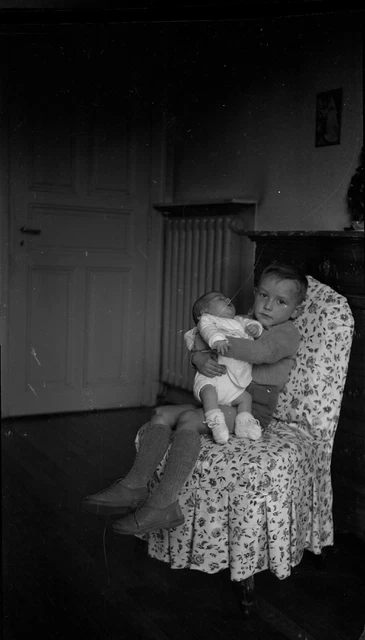 Négatif Photo Ancien - Portrait Femme Avec Bébé Devant Escalier - Années 1940-50