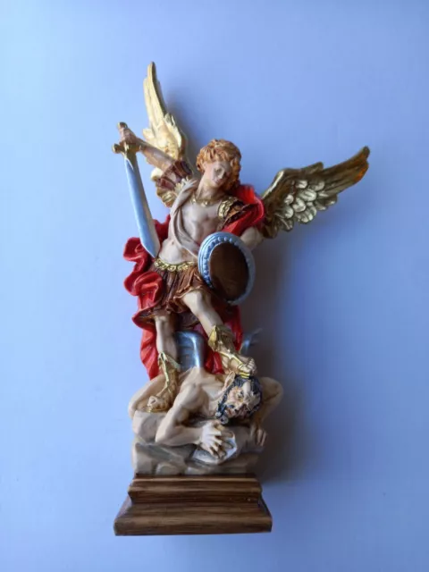 Lì Sammecalere  Statue di San Michele  - San Michele Arcangelo difendici  nella lotta custodiscici nella Grazia. Realizzo statue di San Michele in  polvere di marmo raffigurante Statua di San Michele