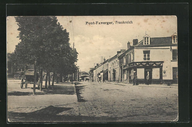 CPA Pont-Faverger, vue de la rue avec commercesn et des passants 1916