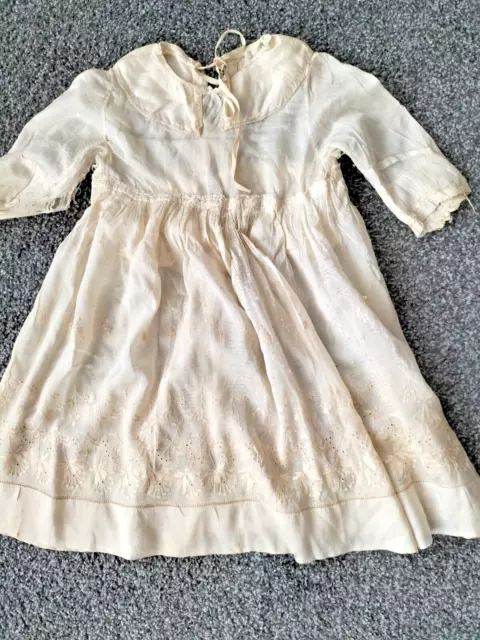 Antico abito da bambino ricamato fatto a mano in pura seta - danneggiato