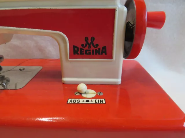 Alte Kindernähmaschine - Regina aus Blech mit Batterien 2