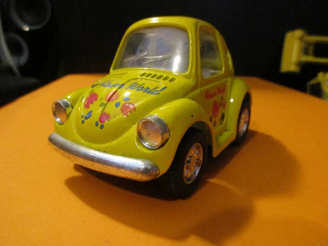 Véhicule miniature VW VOLKSWAGEN COCCINELLE BUG NEW BEATLE JAUNE A FRICTION