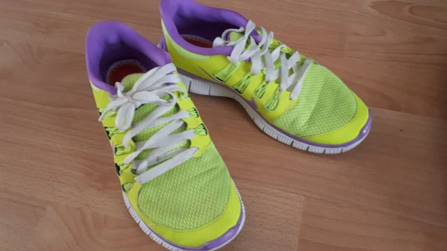 Nike neon sale green trainers