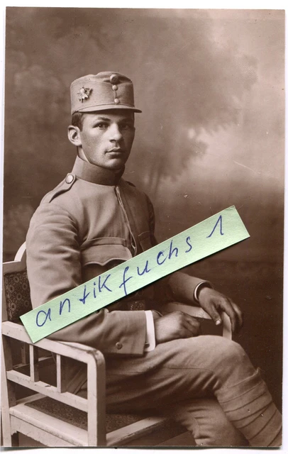 Portrait-Foto : K.u.K. Soldat aus Österreich mit Feldmütze mit Kappenabzeichen