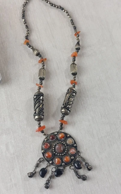 Pendentif Berbère Algérien en argent, corail rouge et emaille- Main de