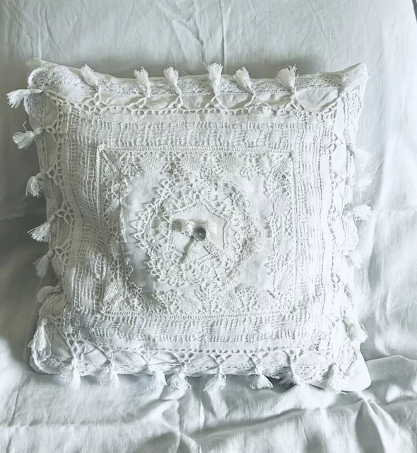 Housse Coussin *Dentelle*, pompons, style ancien , blanc ,dentelle vintage