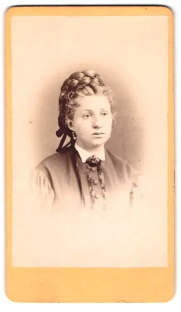 Fotografie Otto Wigand, Zeitz, Stephanstr. 45, Portrait junge Frau im Kleid mit