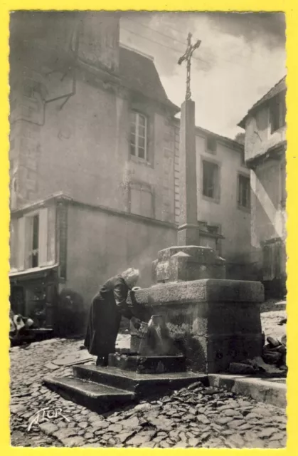 cpsm Auvergne 15 - CHAUDES AIGUES vers 1950 (Cantal) FONTAINE d'EAU CHAUDE Animé