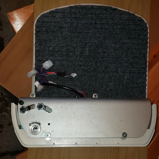 Conjunto completo de reposapiés elevador de escaleras Handicare 950 LH con piezas de cableado