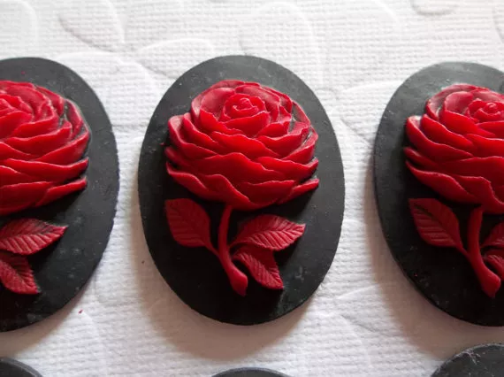 40X30mm Rouge Rose Camées - Fleur sur Noir - Résine Cabochons - Quantité 6