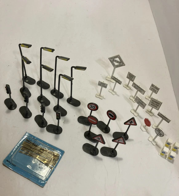 MINIATURE LIGHTS & signs HO scale highway display pieces plus rail