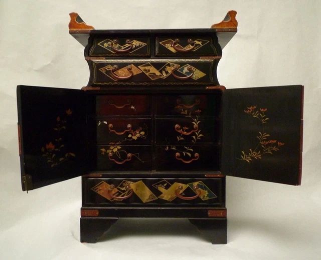 Cabinet en bois laqué richement décoré, Japon, période Meiji XIXème 2