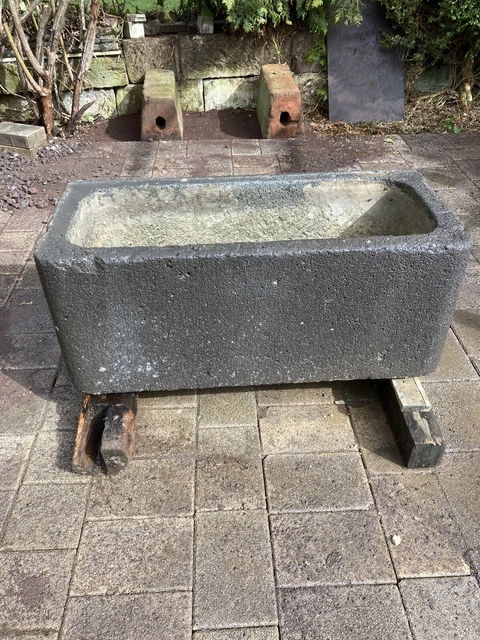 Historischer Mendiger Basalt Brunnen Steintrog Naturstein Wassergrand Tränke