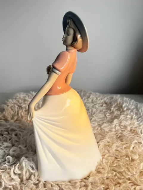 NAO LLADRO "HE LOVES ME" #1304 Young Lady 28cm PORCELAIN FIGURINE Rare See Notes