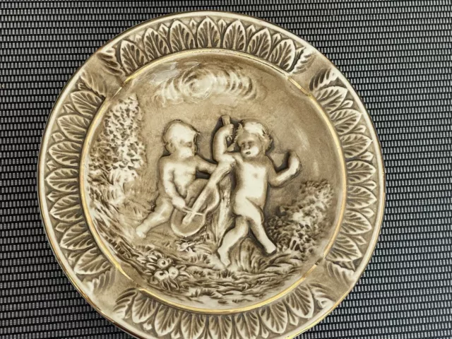 R Capodimonte vintage 7"diameter ashtray raised cherubs gold white never used