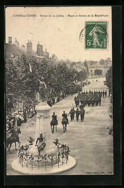 CPA Cosne-sur-Loire, Revue du 14 Juillet, Place et Statue de la République 1914