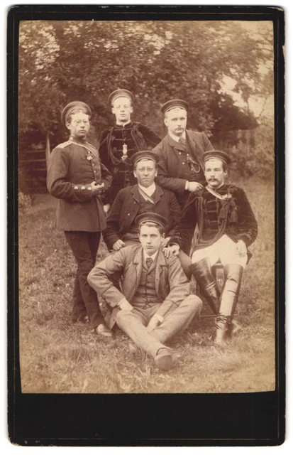 Fotografie unbekannter Fotograf und Ort, Studenten in vollem Wichs & im Anzug,