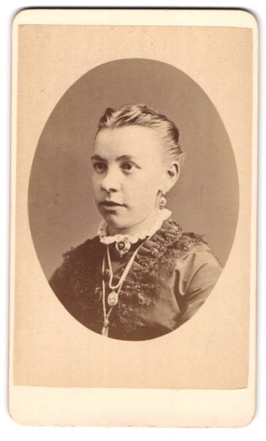 Fotografie Otto Reitmayer, München, Kaufinger-Str. 9, Junge Dame mit Kragenbros