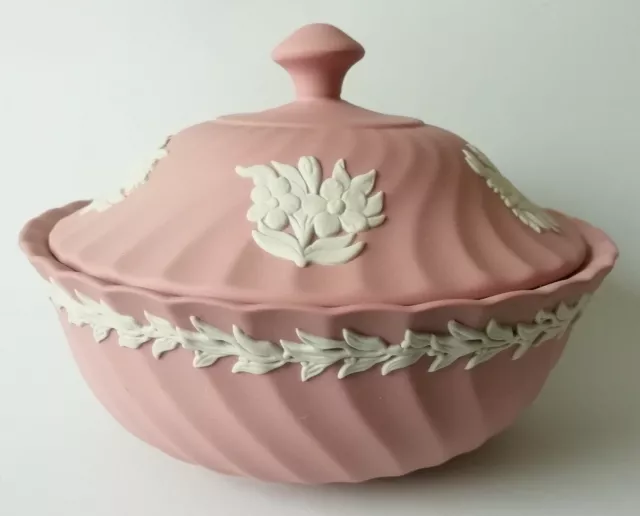 Wedgwood - Rose Spirale Floral Cannelé Plat Et Couvercle