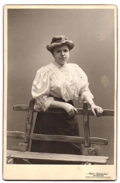 Fotografie E. Kintschel, Wien, Mariahilferstrasse 82, Portrait junge Dame in we