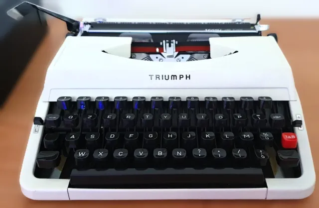 Macchina da scrivere Adler-Triumph Tessy De Luxe bianca. Typewriter Triumph Tess 3