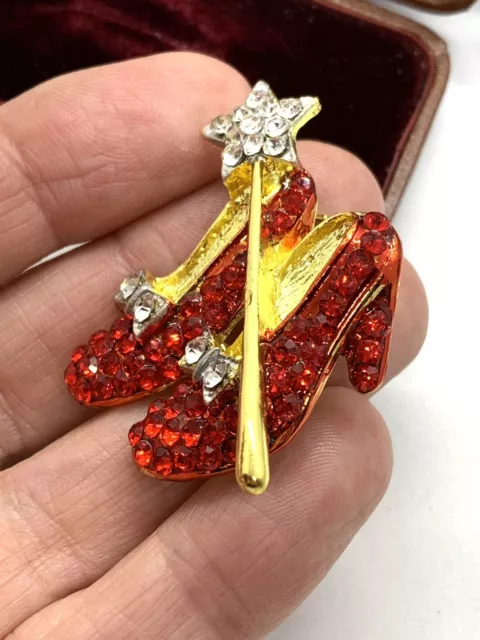 Lovely Wizard of Oz Dorothy Red Shoes with Wand and Star Diamonte Brooch - BN 3