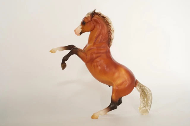 Breyer Silver Bay Mustang Silver Bay on the Classic 1:12 Fighting Stallion