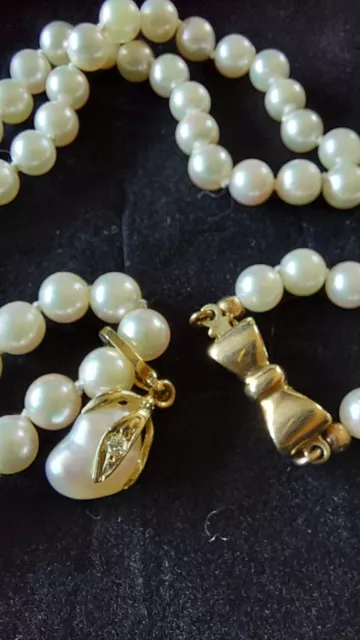 Sehr dekorative Perlenkette mit sehr schönem Schleifenverschluss und Anhänger
