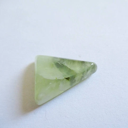 Préhnite cabochon pierre fine 17x14x6mm gemme multicolore reiki chakra plexus