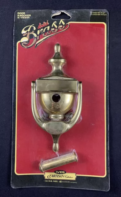 Llamador de puerta de latón liso de colección 1983 con visor - The Artisan Collection de Ives