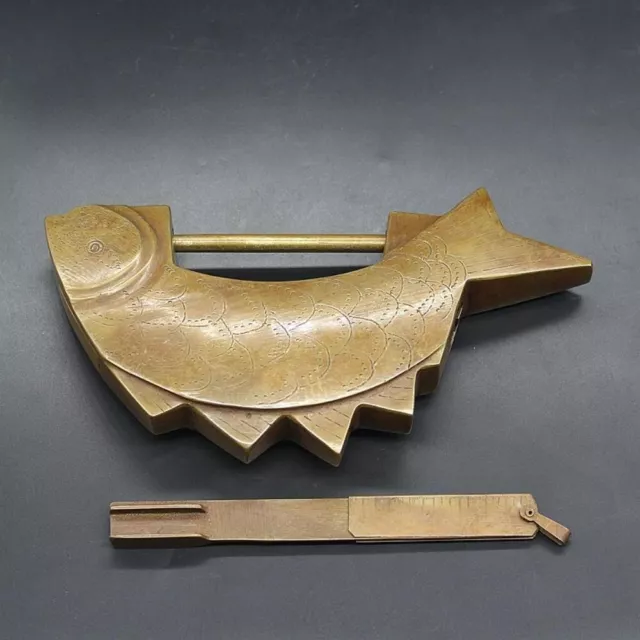 Old Chinese brass copper handmade Retro fish Lock key statue 544