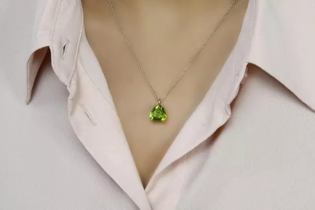 Naturel Vert Peridot Trillion Pendentif 18k Plaqué Or 925 Argent Chaîne Collier