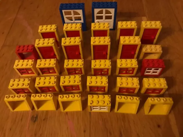 Lego: Lot de 30 fenêtre, portes encadrements Multicolore de toute dimension.