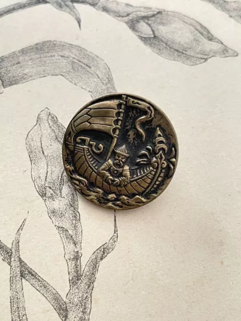 Beau bouton ancien en métal à décor de Jonque Bateau Chinois Asie Collection