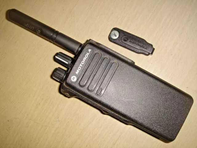 Motorola DP4400 UHF 403-527 MHz DMR batteria digitale c/w, clip da cintura e antenna